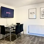 *Modern & Stylish 2 Double Bedroom-Free Parking!*