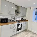 *Modern & Stylish 2 Double Bedroom-Free Parking!*