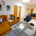 Charming And Bright Flat - Wi-Fi Included!