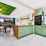 Hanham Homestead - Hot Tub Escape
