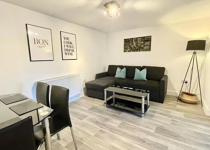 *Modern & Stylish 2 Double Bedroom-Free Parking!*
