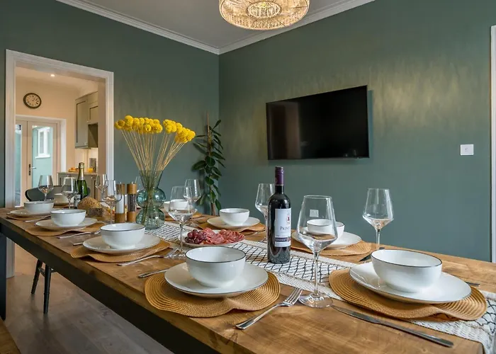 Clifton Town House With Cinema Room Perfect For Groups, Families, Friends Hens & Stags!