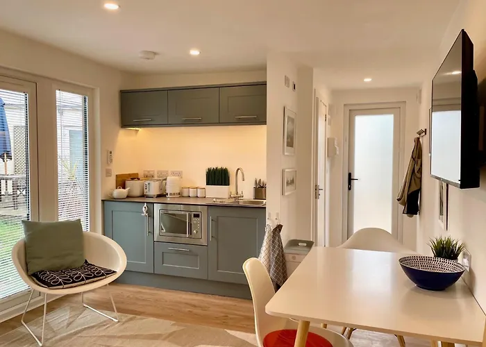 Redland Retreat, Cosy Garden Studio For 2