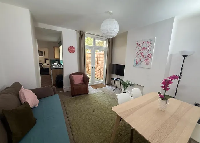 Central 2 Bed Flat With Off Street-Parking