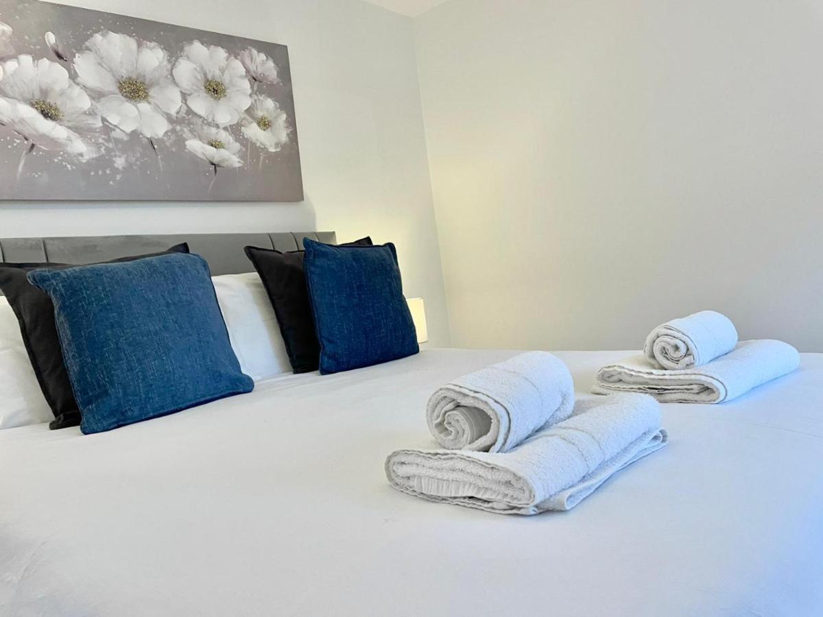 Apartment *modern & Stylish 2 Double Bedroom-free Parking!* *