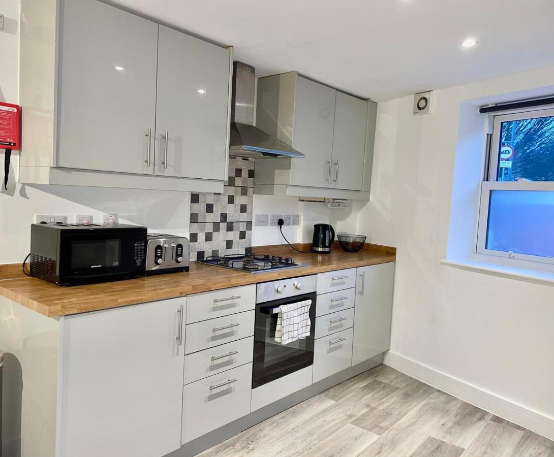 Apartment *modern & Stylish 2 Double Bedroom-free Parking!* *