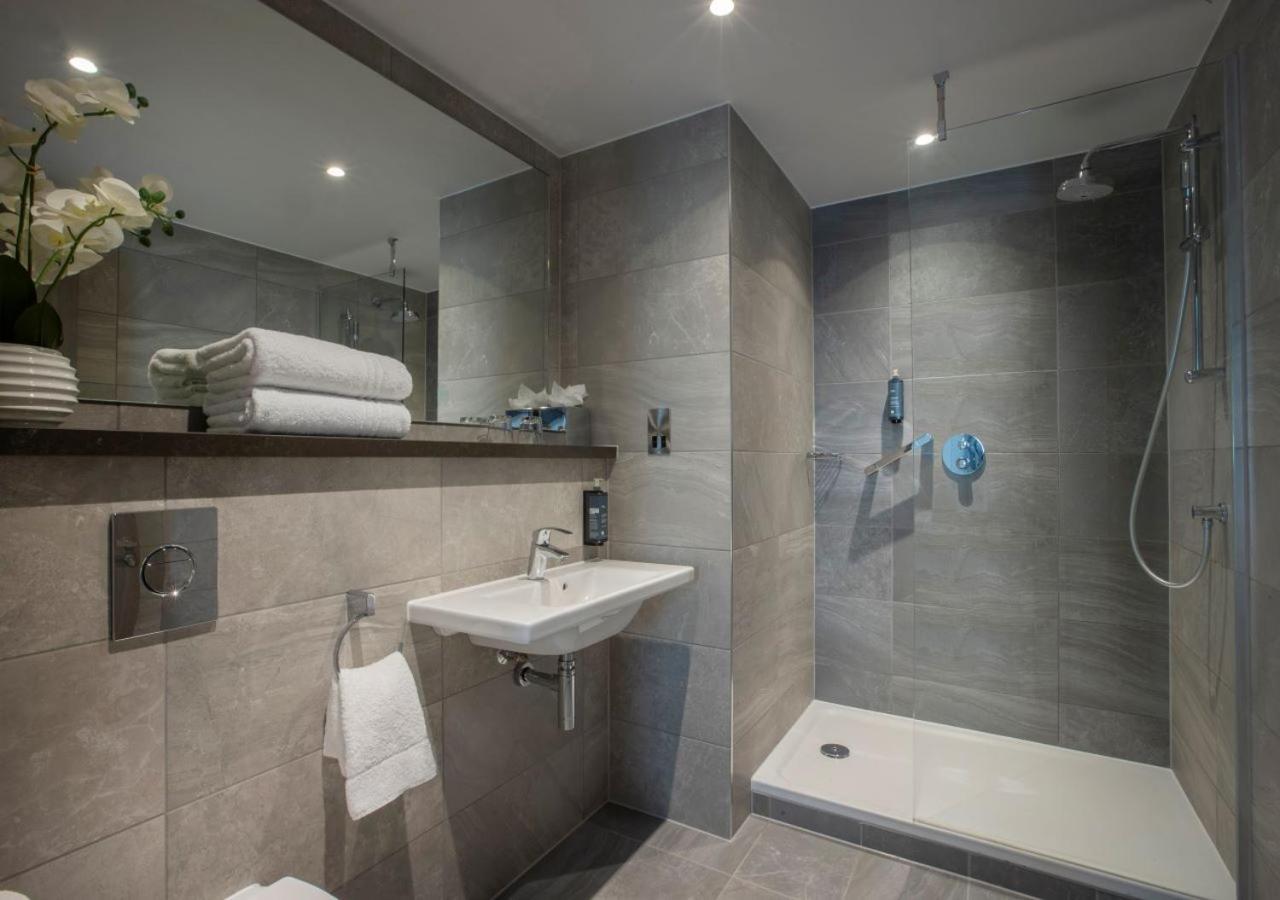 Clayton Hotel 4*
