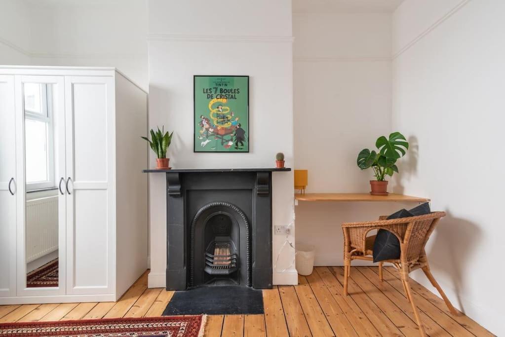 Arty House With Garden In Holiday home Bristol