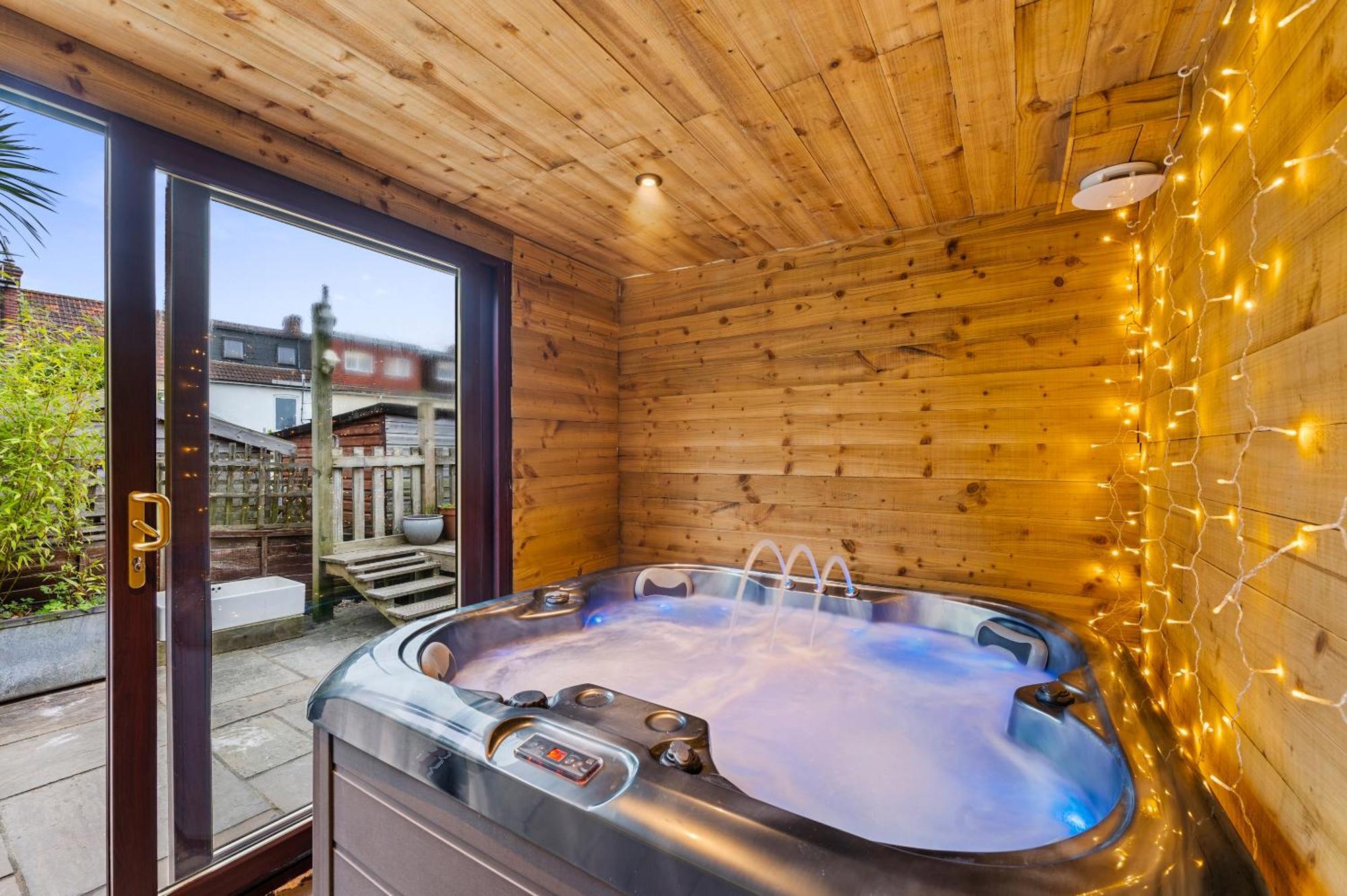 Hanham Homestead - Hot Tub Escape Villa