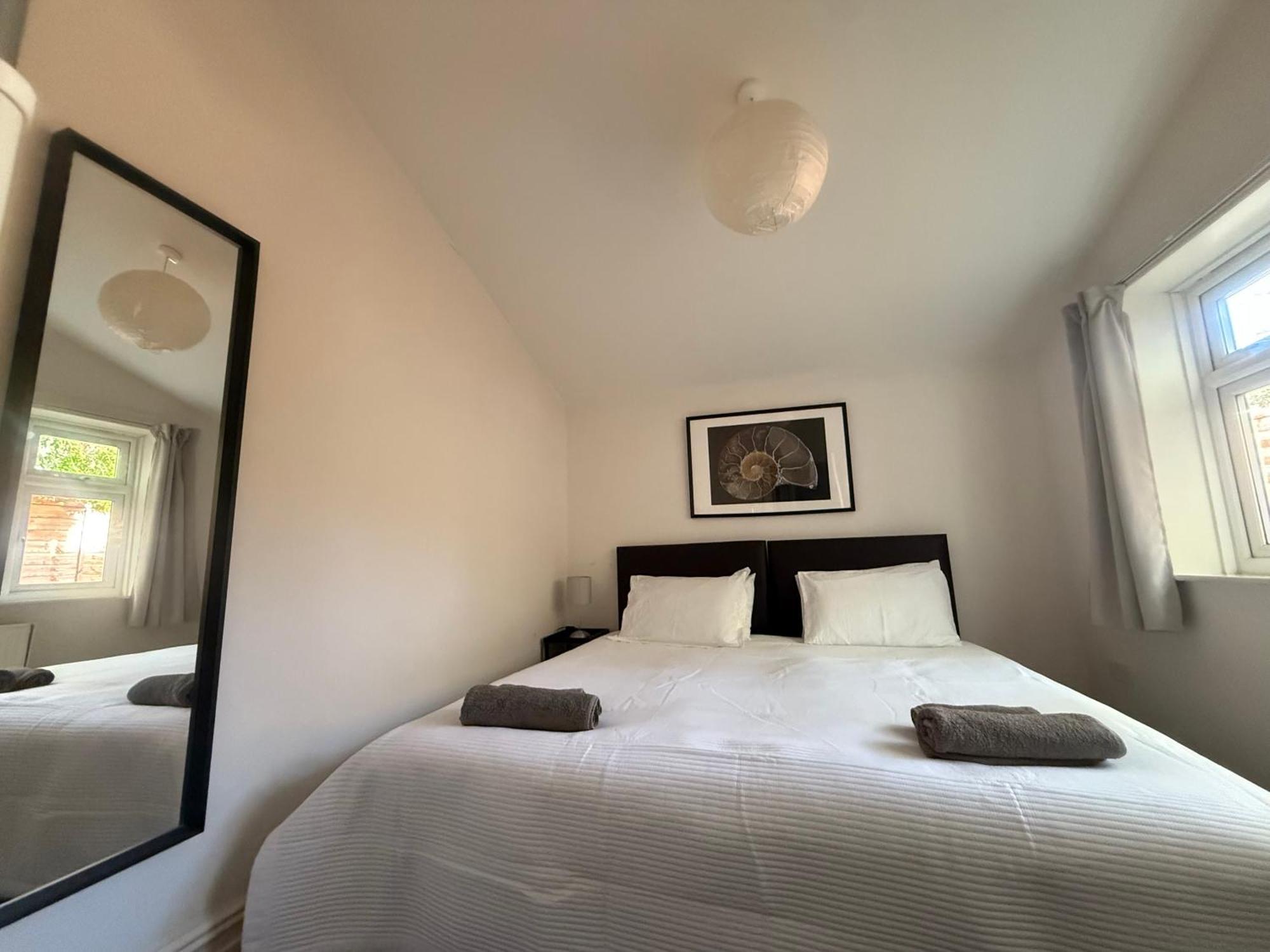2 Bed Flat With Off Street-parking Apartment *