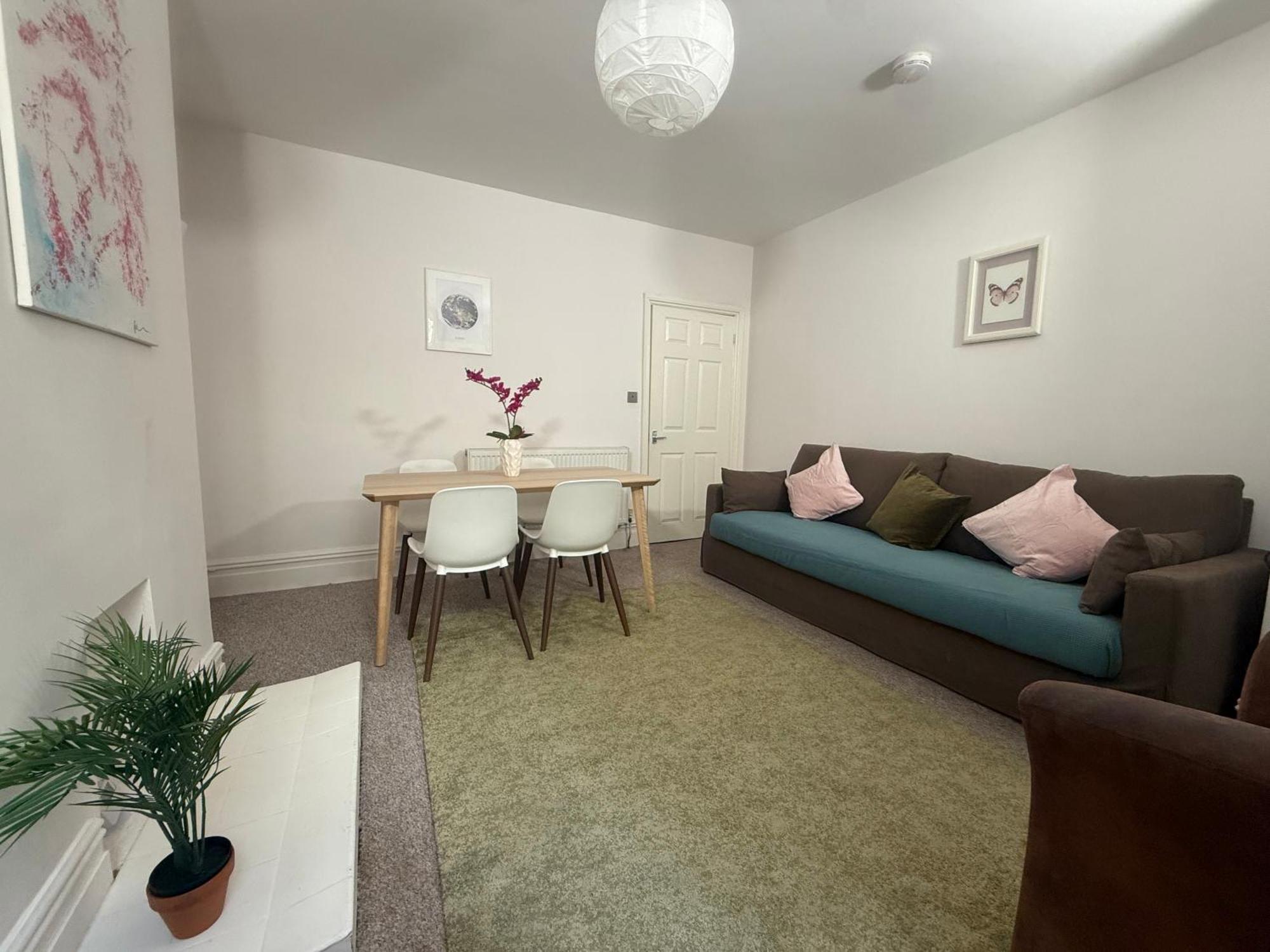 2 Bed Flat With Off Street-parking Bristol