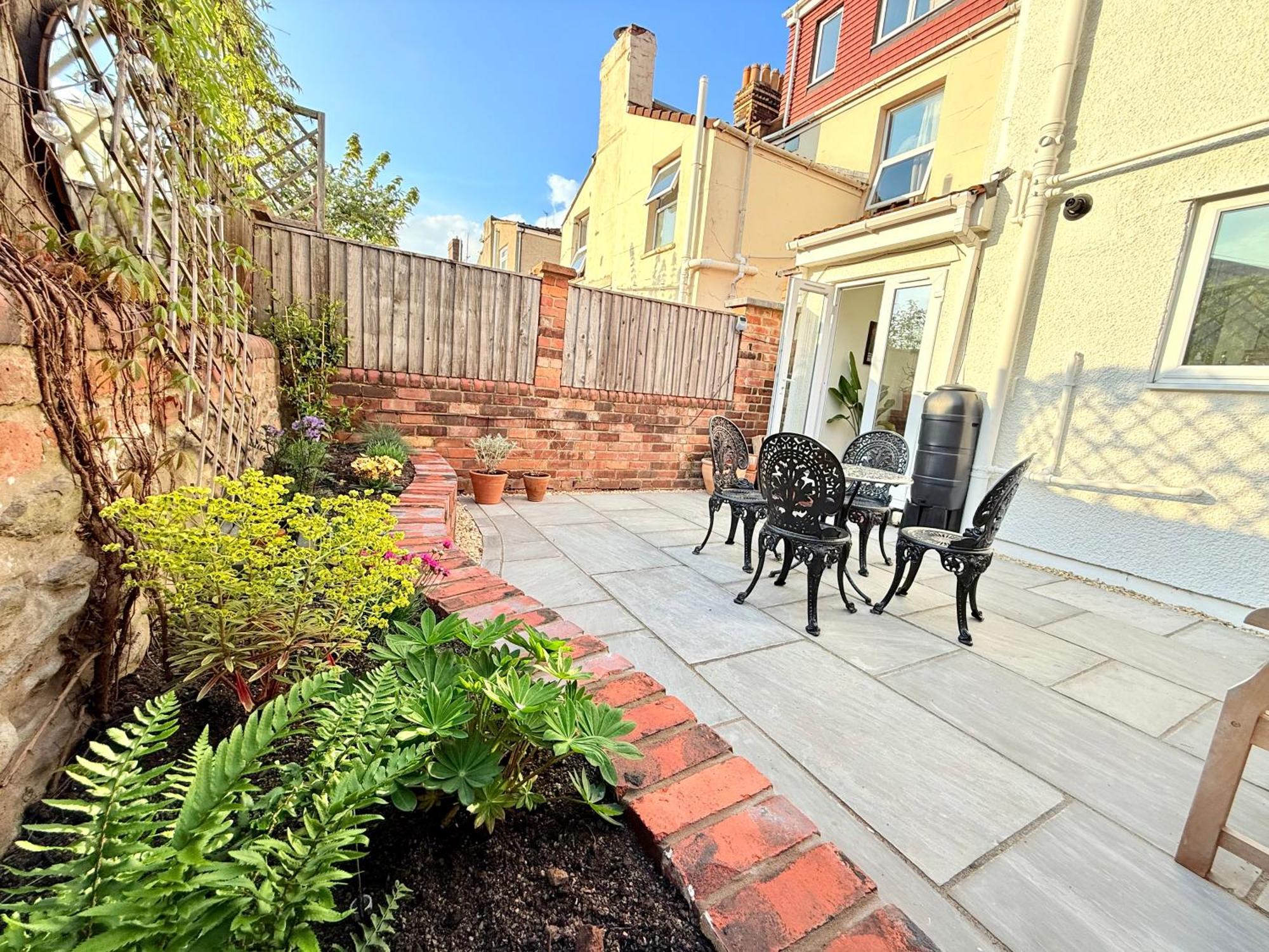 Arty House With Garden In *