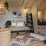 Luxury Shepherd\'S Hut In Private Orchard W/Hot-Tub
