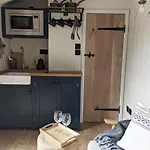 Luxury Shepherd\'S Hut In Private Orchard W/Hot-Tub