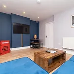 Spacious 2 Bed Southville Flat Near Harbourside