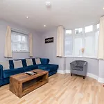 Spacious 2 Bed Southville Flat Near Harbourside