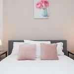 Spacious 2 Bed Southville Flat Near Harbourside