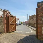 Charming 2 Double Bed Cottage Style House