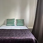 Guest House In Rose Meare Gardens