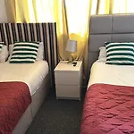 Guest House In Rose Meare Gardens