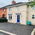 Chic 5 Bedroom House With Private Parking & Garden
