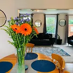 Chic 5 Bedroom House With Private Parking & Garden