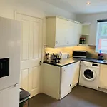 Chic 5 Bedroom House With Private Parking & Garden