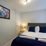 Free Parking! Very Large 2 Bedroom Clifton Flat