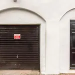Free Parking! Very Large 2 Bedroom Clifton Flat