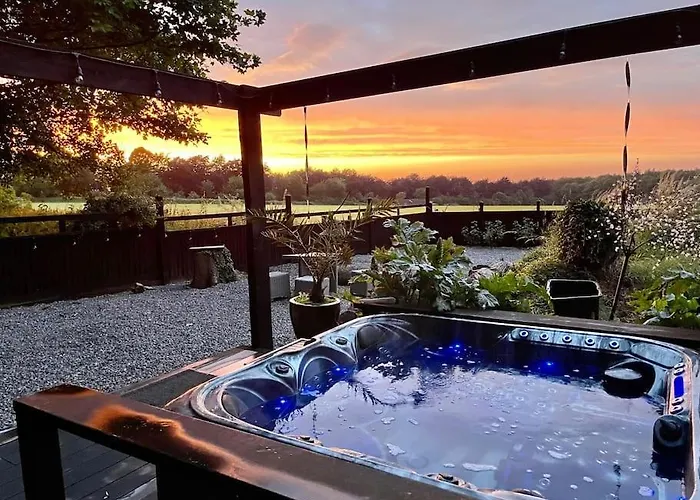 Luxury Lodge Close To Suspension Bridge, Hot Tub