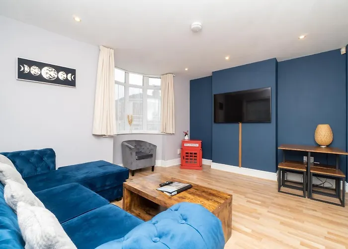 Spacious 2 Bed Southville Flat Near Harbourside