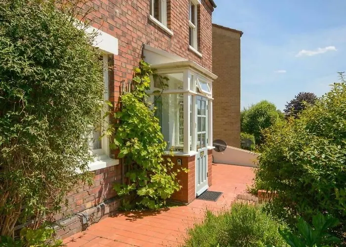 Charming 2 Double Bed Cottage Style House