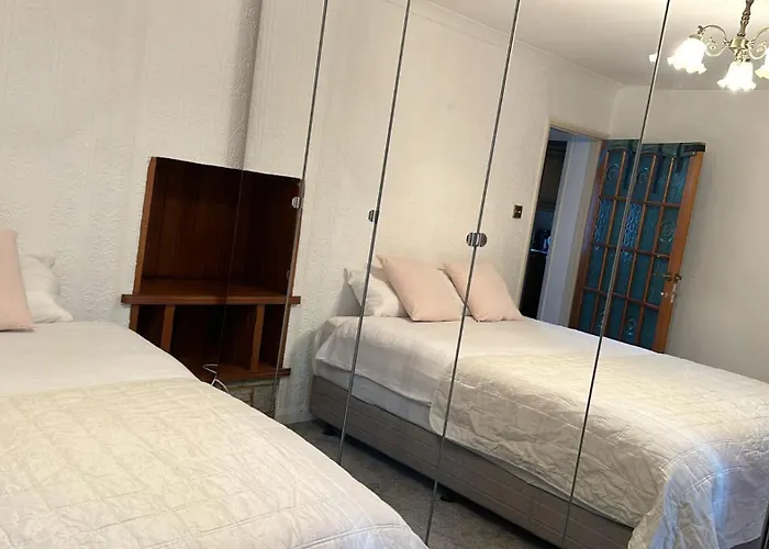 Guest House In Rose Meare Gardens