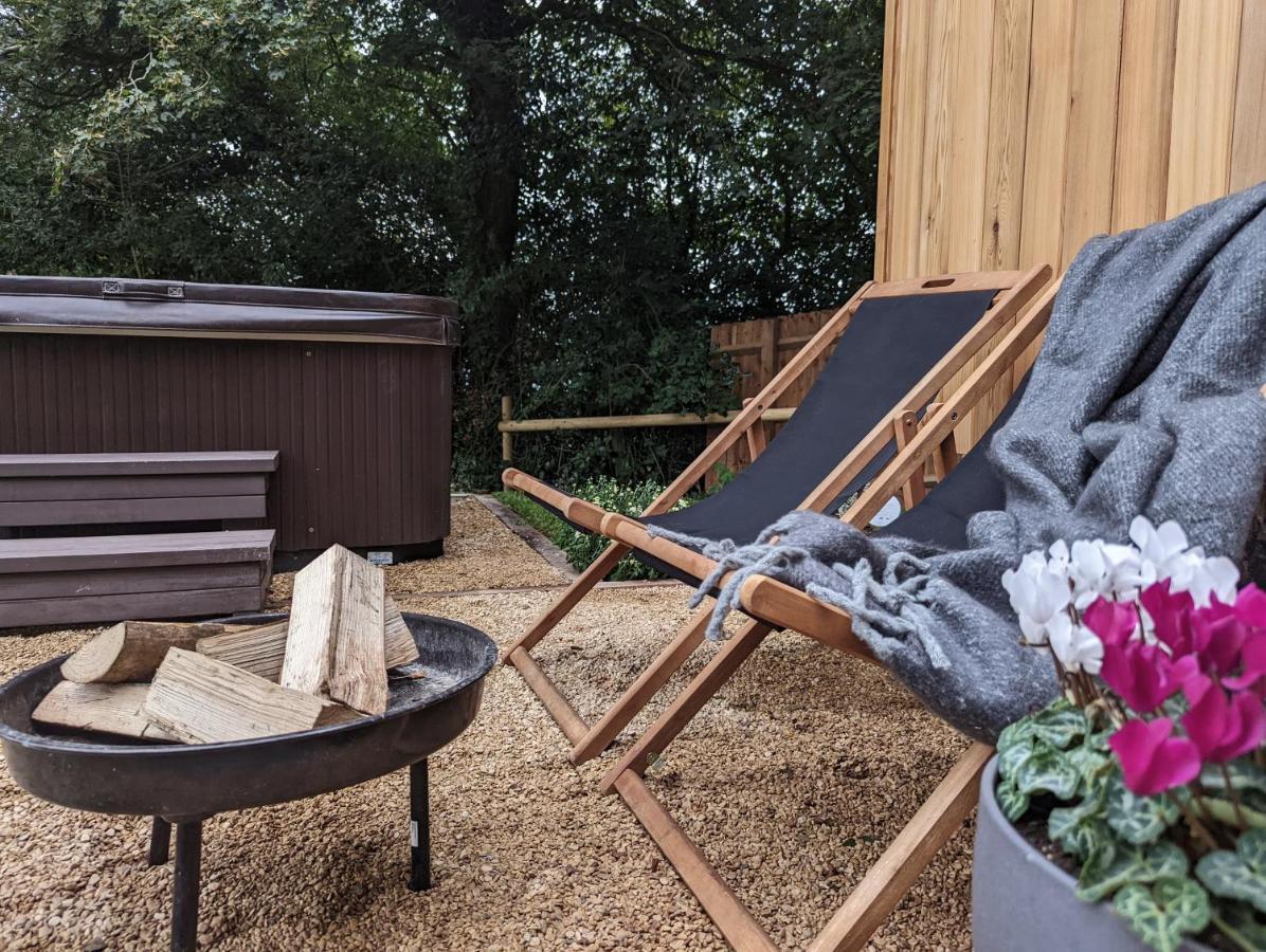 Luxury Shepherd's Hut In Private Orchard W/hot-tub Bristol