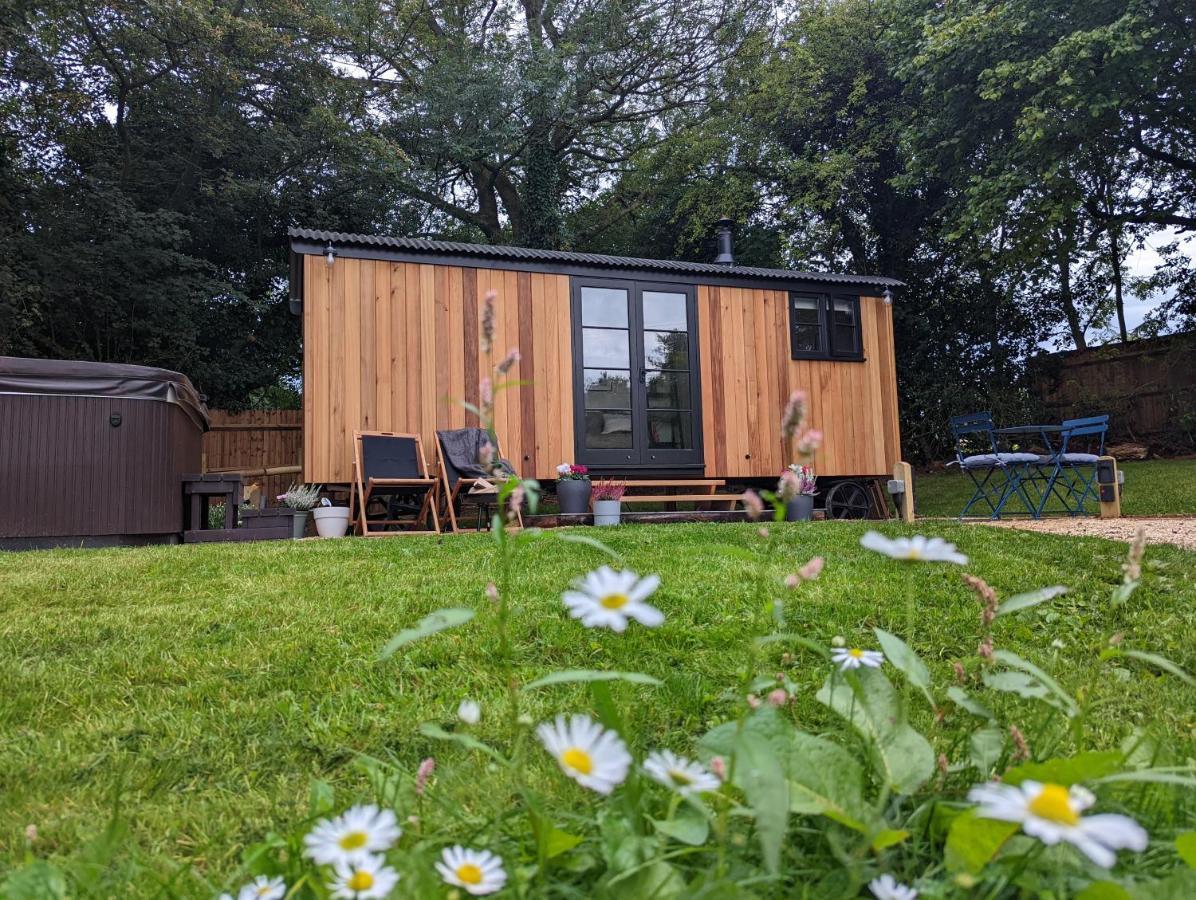 Luxury Shepherd's Hut In Private Orchard W/hot-tub Holiday home Bristol