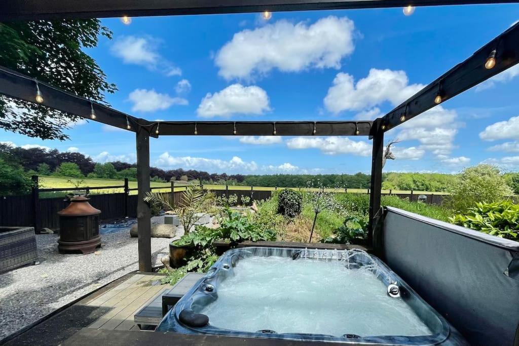 Luxury Close To Suspension Bridge, Hot Tub
