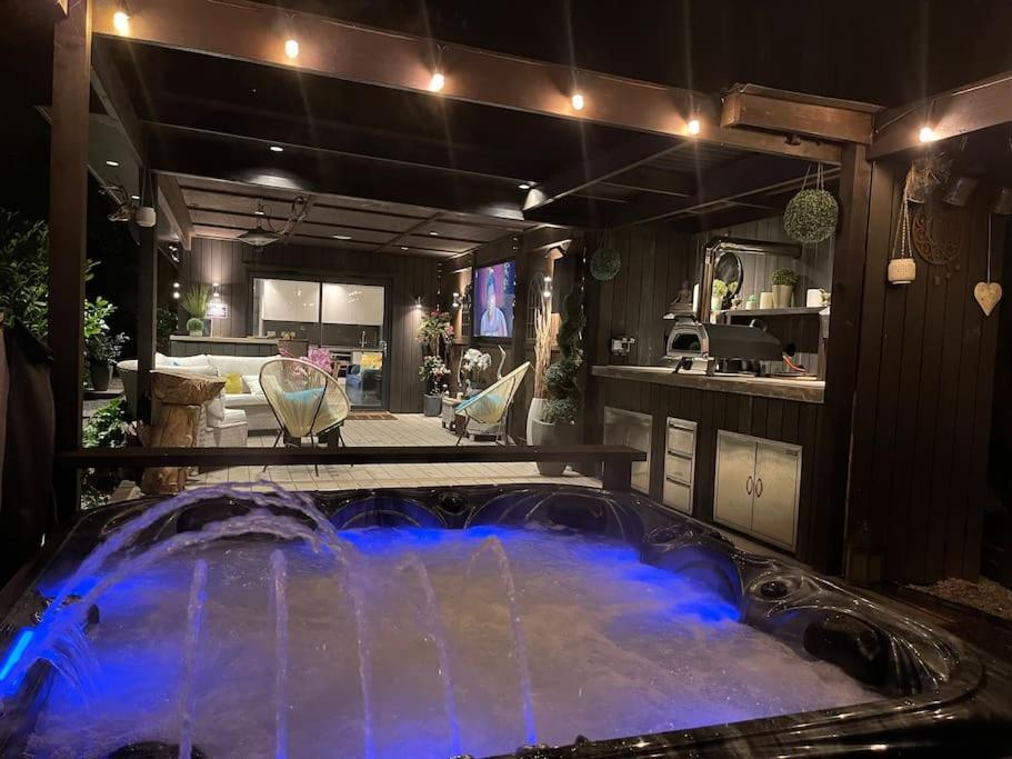 Holiday home Luxury Close To Suspension Bridge, Hot Tub