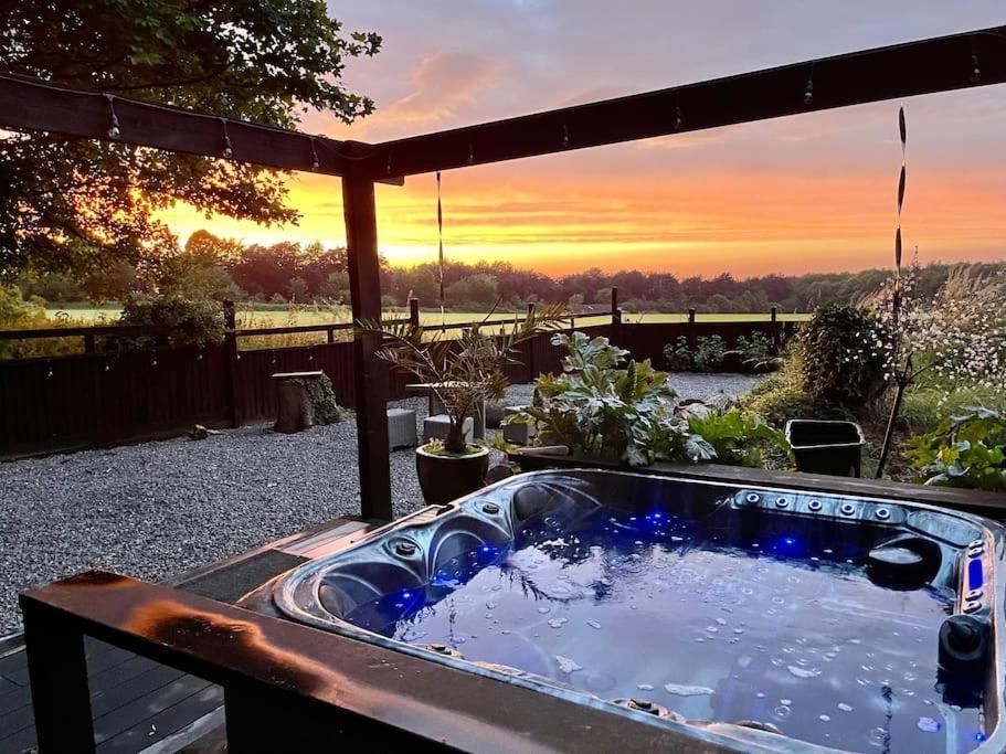 Luxury Close To Suspension Bridge, Hot Tub *