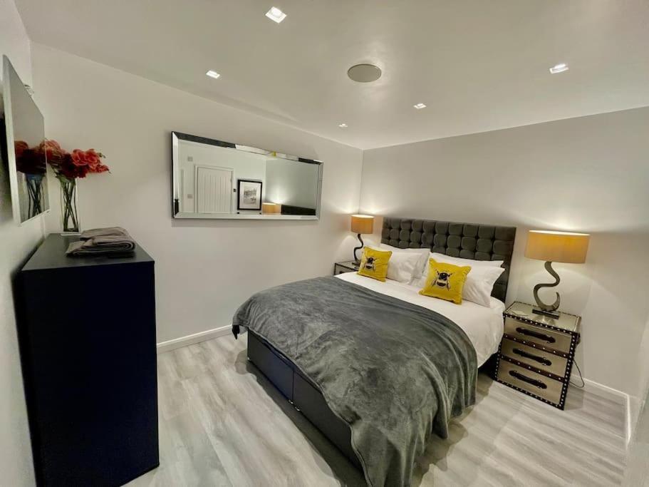Luxury Close To Suspension Bridge, Hot Tub Holiday home