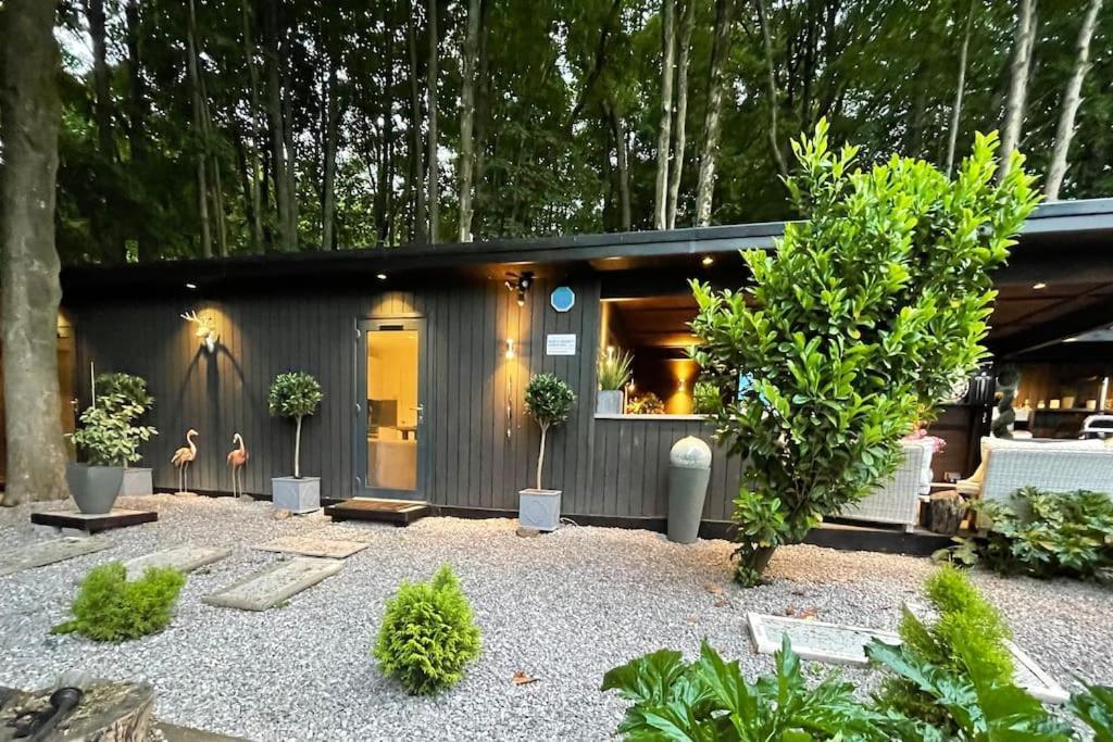 Luxury Close To Suspension Bridge, Hot Tub Holiday home *