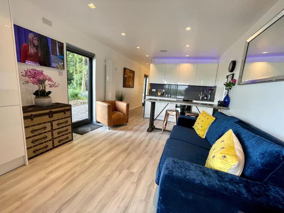 Luxury Close To Suspension Bridge, Hot Tub Holiday home *