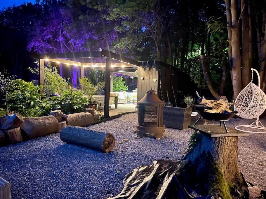 Luxury Close To Suspension Bridge, Hot Tub Holiday home
