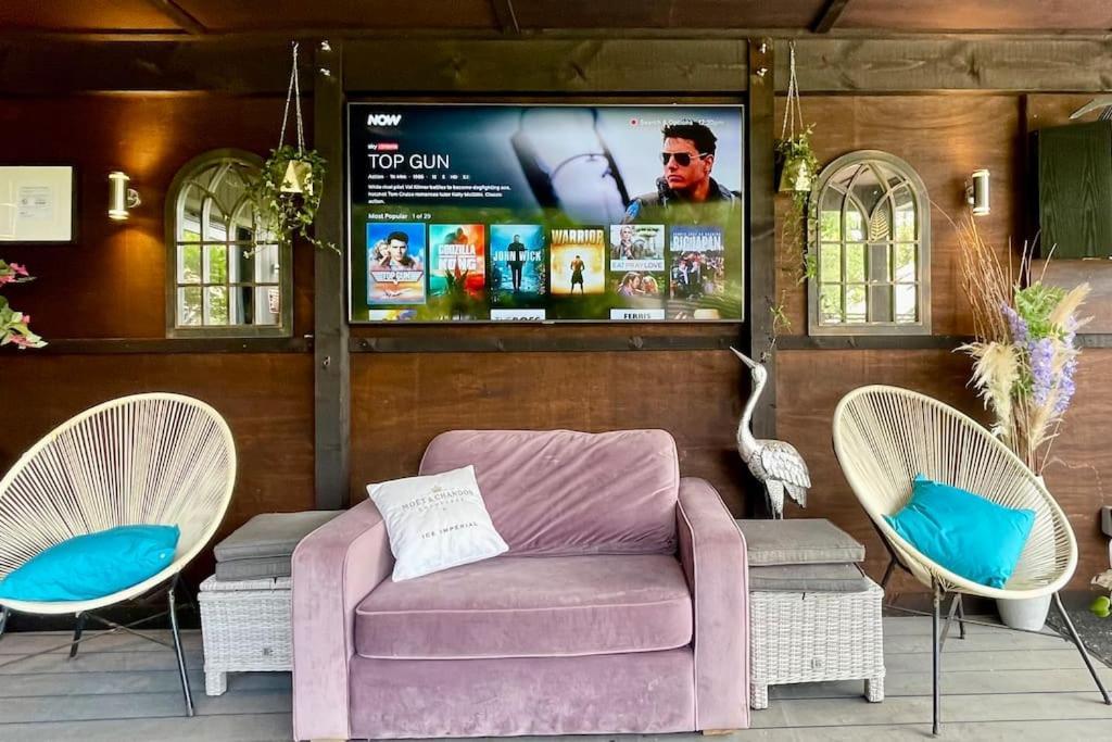 Luxury Close To Suspension Bridge, Hot Tub Holiday home