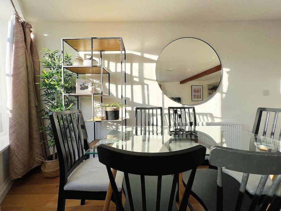 Quirky 3 Bedroom Town House In Clifton, Holiday home *