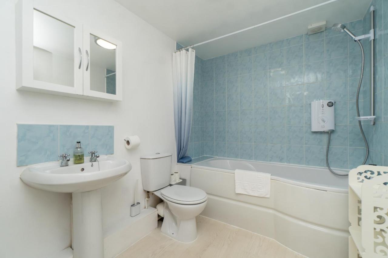 Spacious 2 Bed Southville Flat Near Harbourside Apartment *