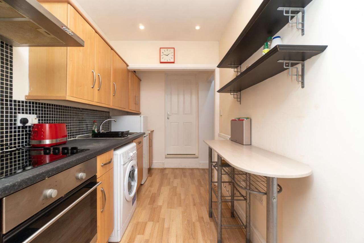Spacious 2 Bed Southville Flat Near Harbourside *