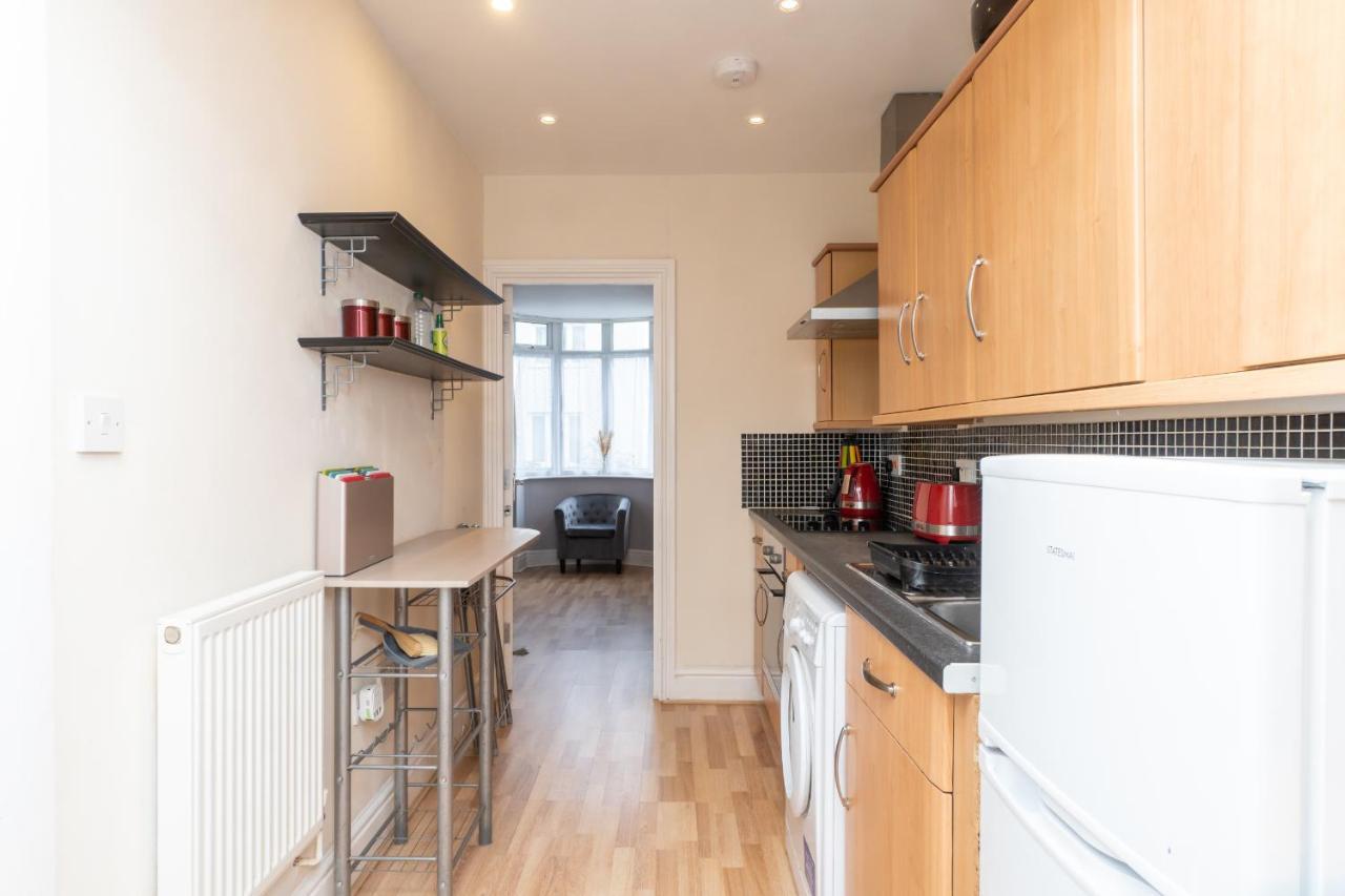 Spacious 2 Bed Southville Flat Near Harbourside Apartment Bristol