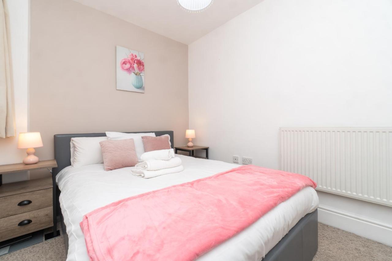 Spacious 2 Bed Southville Flat Near Harbourside Apartment Bristol