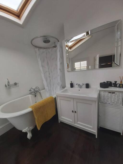 Charming 2 Double Bed Style House * Bristol