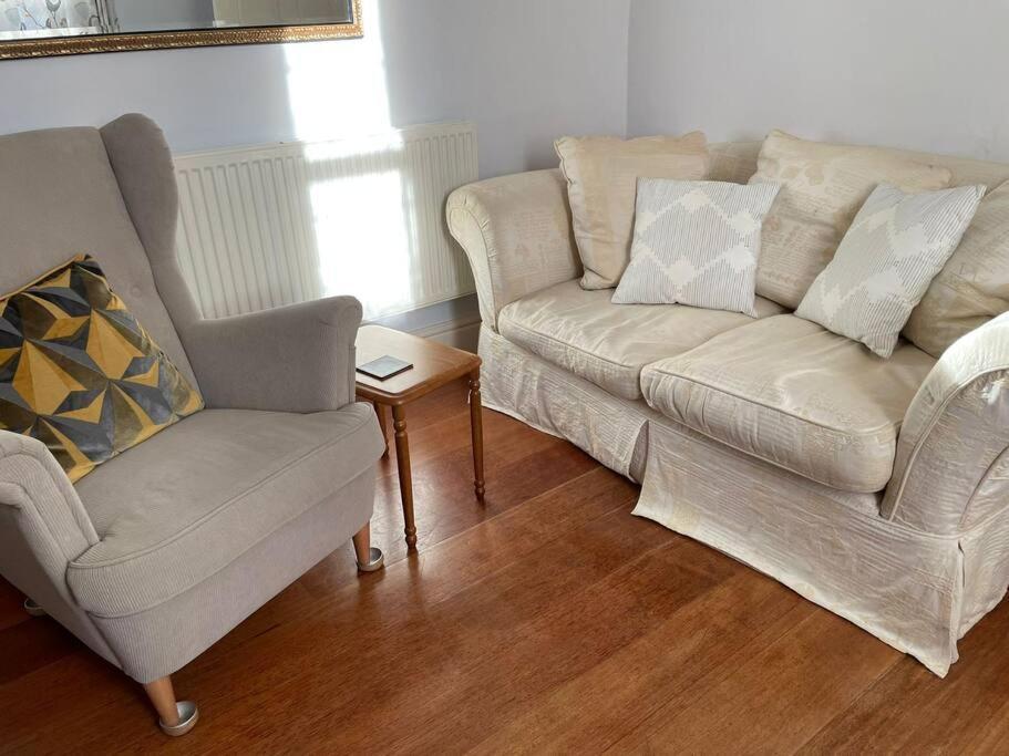 Charming 2 Double Bed Style House Bristol